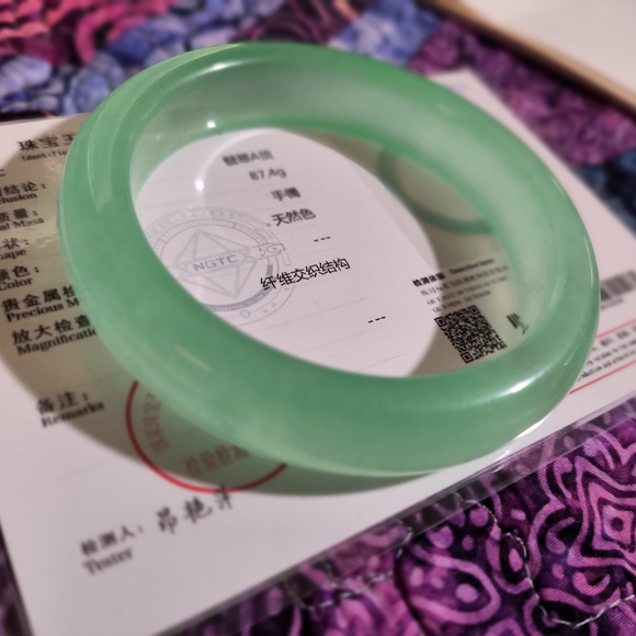 Elegant Green Jade Bangle, Size 67.15mm - Picture 4 of 5
